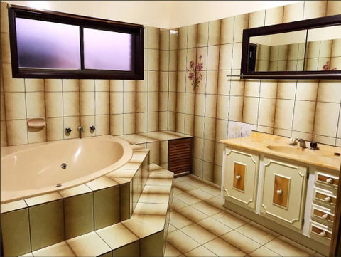 Thomastown Antique House En-suite Room - Phillip Island Accommodation 1