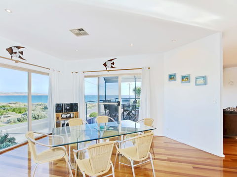 Through The Looking Glass - Phillip Island Accommodation 3