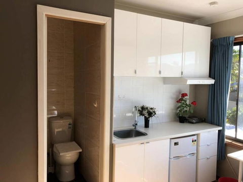 Traveler's Affordable Studio Unit (Beverly Hills) - Phillip Island Accommodation 0