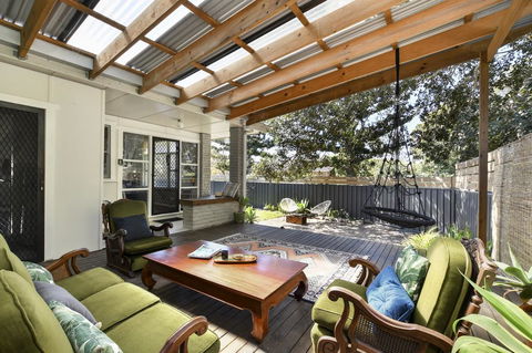 UMINA BEACH KOKOMO- Walk To The Beach, FAMILY And PET FRIENDLY Set Of 3 Vintage Original Holiday Flats & Vintage Caravan And Bat - Phillip Island Accommodation 2