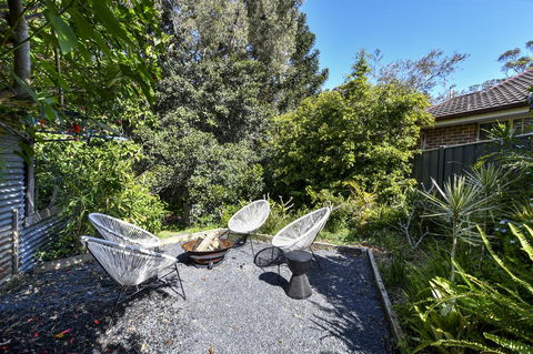 UMINA BEACH KOKOMO- Walk To The Beach, FAMILY And PET FRIENDLY Set Of 3 Vintage Original Holiday Flats & Vintage Caravan And Bat - Phillip Island Accommodation 3