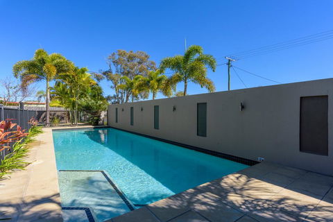 Unit 4 Rainbow Surf - Modern, Double Storey Townhouse With Large Shared Pool, Close To Beach And Shop - Phillip Island Accommodation 2