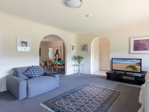 Walling-Clifton Gardens - Backing Onto Golf Course - Phillip Island Accommodation 2