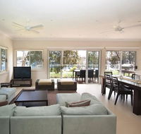 Wangi Lakehouse - renovated Lake Macquarie lakefront Location - Phillip Island Accommodation