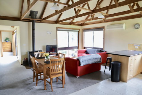 Red Ceder Cottage - Great Ocean Road - Port Campbell - Phillip Island Accommodation 12