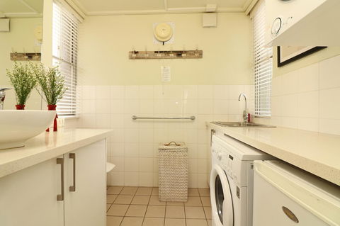 Colour Pop Fitzroy - 3 Bedroom Pet Friendly - Phillip Island Accommodation 18