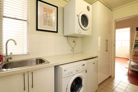 Colour Pop Fitzroy - 3 Bedroom Pet Friendly - Phillip Island Accommodation 19