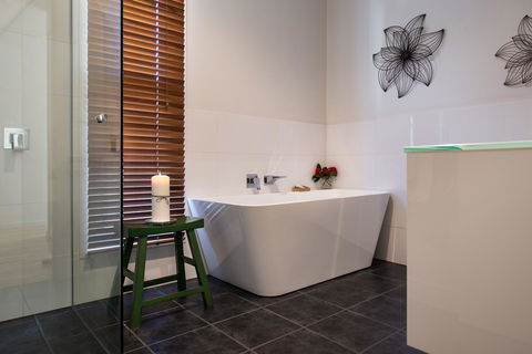 Lake Como Villa - Phillip Island Accommodation 6