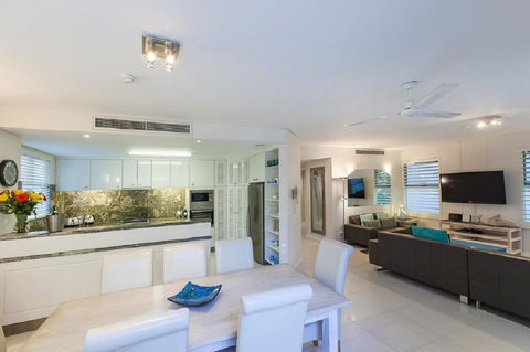 Emerald Noosa - Phillip Island Accommodation 9