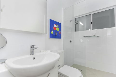 By The Sea Port Douglas - Phillip Island Accommodation 14