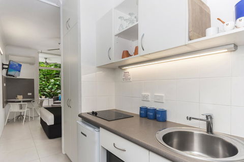 By The Sea Port Douglas - Phillip Island Accommodation 13