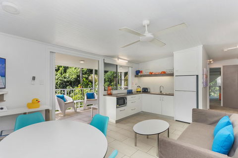 By The Sea Port Douglas - Phillip Island Accommodation 8