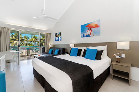 By The Sea Port Douglas - Phillip Island Accommodation 4