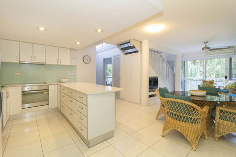 The White House Port Douglas - Phillip Island Accommodation 23