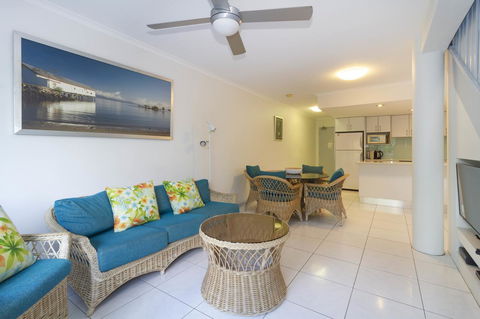 The White House Port Douglas - Phillip Island Accommodation 24