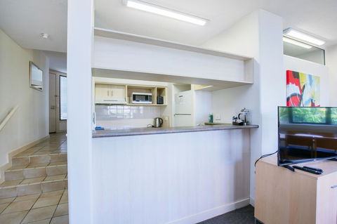 Tiki Hotel Apartments Surfers Paradise - Phillip Island Accommodation 9