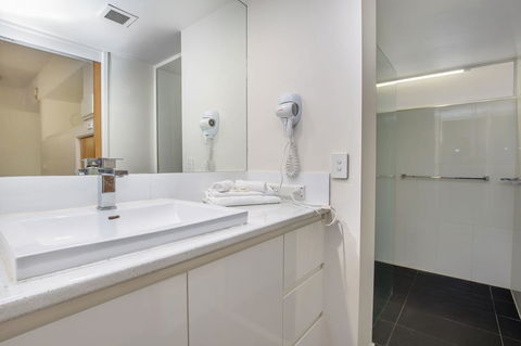 Tiki Hotel Apartments Surfers Paradise - Phillip Island Accommodation 5