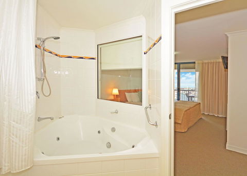 Mantra Hervey Bay - Phillip Island Accommodation 24