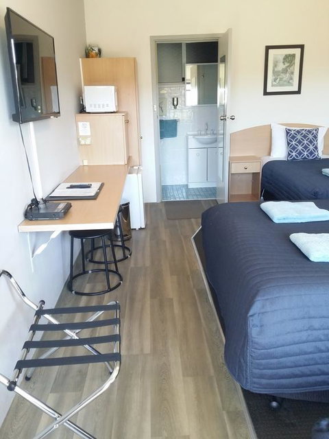 White Manor Motel - Phillip Island Accommodation 1