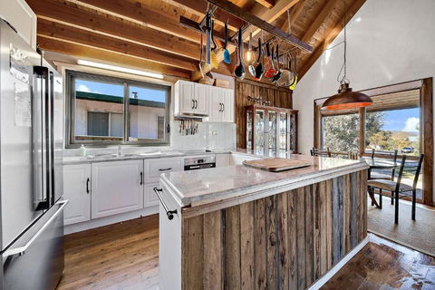 Aarlaur 2 - Charming 2BR Rustic Home L Bath L Fire Pit L WiFi L Air-Con - Phillip Island Accommodation 3