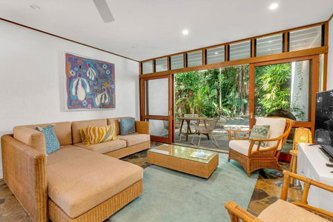 Absolute Beachfront, Heart Of Port Douglas - 24 S - Phillip Island Accommodation 1