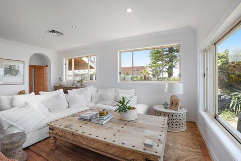 Absolute Beachfront Luxury In Narrabeen - Phillip Island Accommodation 4