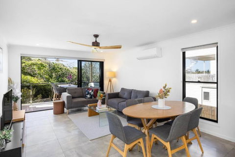 Absolute Beachfront Marcoola 4Bd, Heated Spa - Phillip Island Accommodation 3