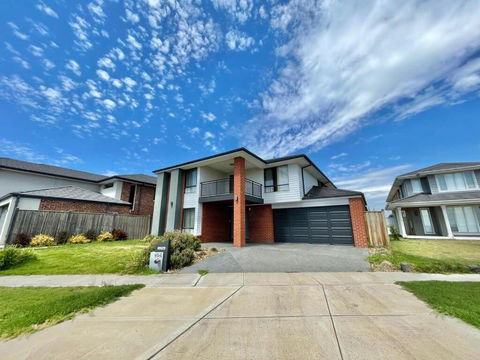 Absolutely Stunning - Bayside Point Cook 5BR Home - Phillip Island Accommodation 0