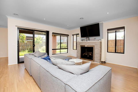 Absolutely Stunning - Bayside Point Cook 5BR Home - Phillip Island Accommodation 1