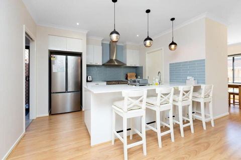 Absolutely Stunning - Bayside Point Cook 5BR Home - Phillip Island Accommodation 2