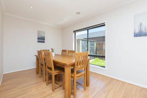 Absolutely Stunning - Bayside Point Cook 5BR Home - Phillip Island Accommodation 3