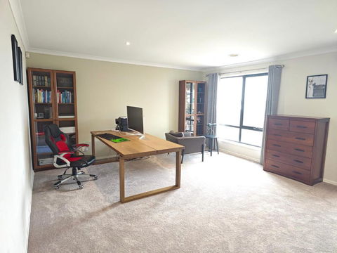 Absolutely Stunning - Bayside Point Cook 5BR Home - Phillip Island Accommodation 4