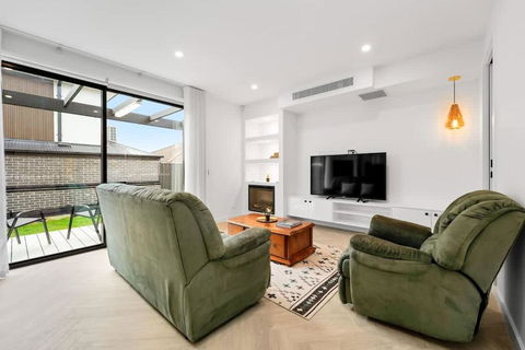 Absolutely Stunning Newly Built Burwood Townhouse - Phillip Island Accommodation 2