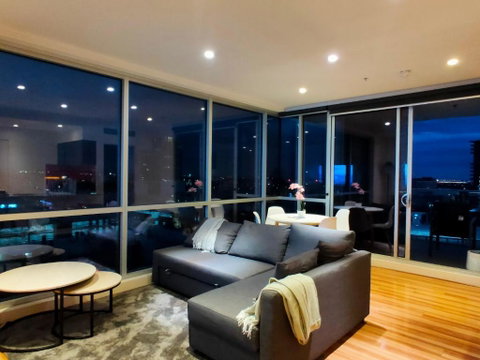 Adelaide Central Skyline Panoramic Suite - Phillip Island Accommodation 1