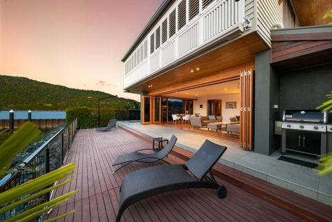 Airlie Beach Marina-Front Luxury At 10 The Cove - Phillip Island Accommodation 3