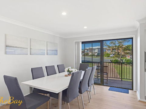 Amaroo Cres No 20 Fingal Bay Holiday Home - Phillip Island Accommodation 1