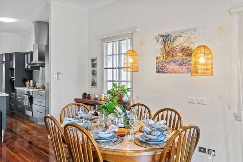 Artistic Queenslander With Park Views - Near City! - Phillip Island Accommodation 0
