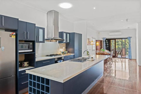 Artistic Queenslander With Park Views - Near City! - Phillip Island Accommodation 2