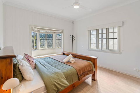 Artistic Queenslander With Park Views - Near City! - Phillip Island Accommodation 4