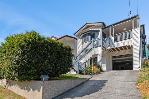 Artistic Queenslander With Park Views - Near City! - Phillip Island Accommodation 1