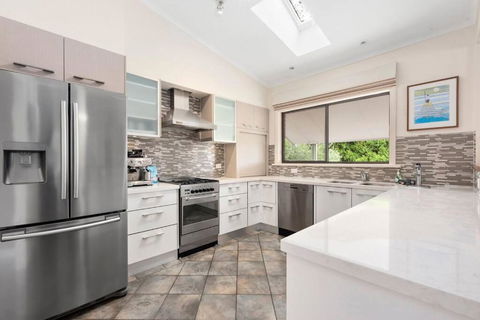 At The Hilltop - Sleeps 10 - Phillip Island Accommodation 3