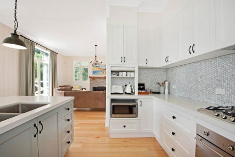 Apollo Bay Oceanview Mountain Retreat, Pet Friendly, EV Station, Fireplace - Phillip Island Accommodation 2