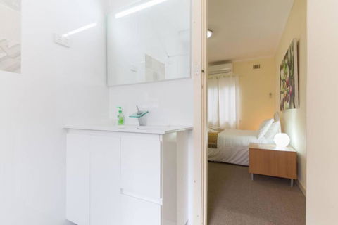 B5 Crawley Apartment 1 BRM & Sleepout Near UWA - Phillip Island Accommodation 2