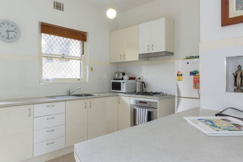B6 Crawley Apartment 1 BRM & Sleepout Near UWA - Phillip Island Accommodation 3