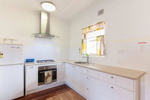 B8 Crawley Apartment 1 BRM & Sleepout Near UWA - Phillip Island Accommodation 2