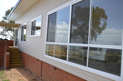 BATHURST GOLDFIELDS RESIDENCE On MOUNT PANORAMA - Phillip Island Accommodation 3