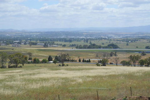BATHURST GOLDFIELDS RESIDENCE On MOUNT PANORAMA - Phillip Island Accommodation 4