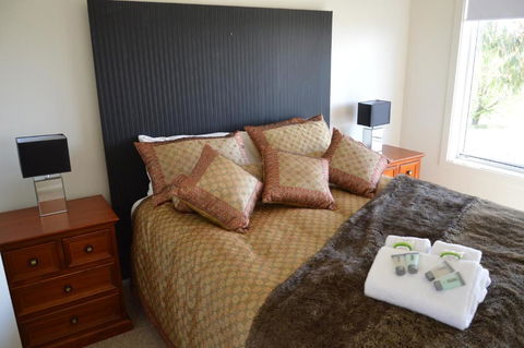 BATHURST GOLDFIELDS RESIDENCE On MOUNT PANORAMA - Phillip Island Accommodation 0