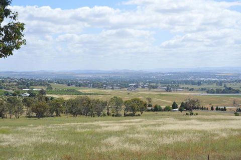 BATHURST GOLDFIELDS RESIDENCE On MOUNT PANORAMA - Phillip Island Accommodation 1