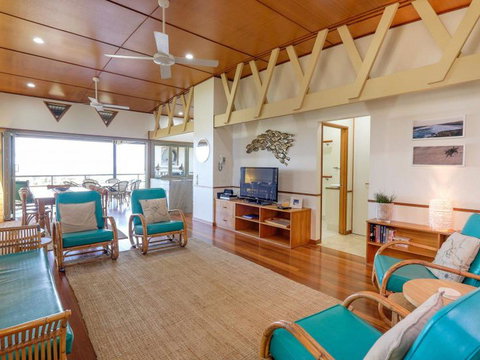 Claytons 1 By Discover Stradbroke - Phillip Island Accommodation 3